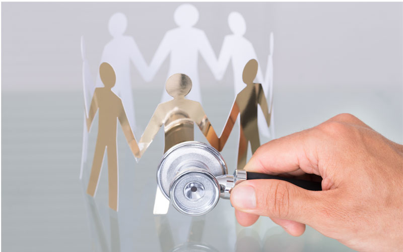 Profissional médico em ambiente assistencial