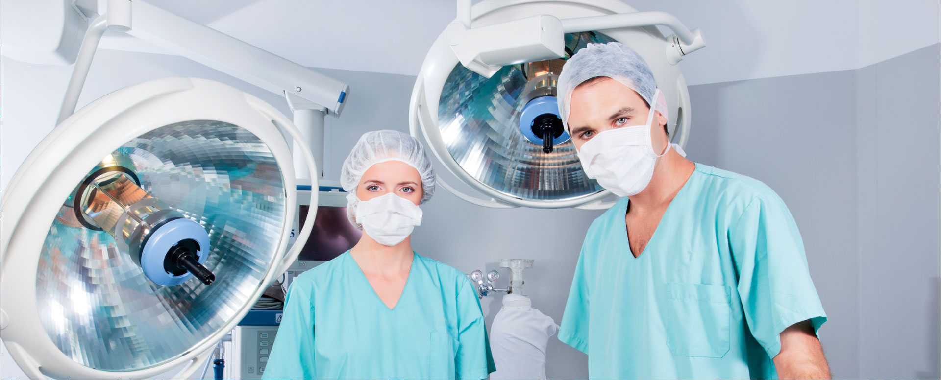 Equipe médica em ambiente cirúrgico
